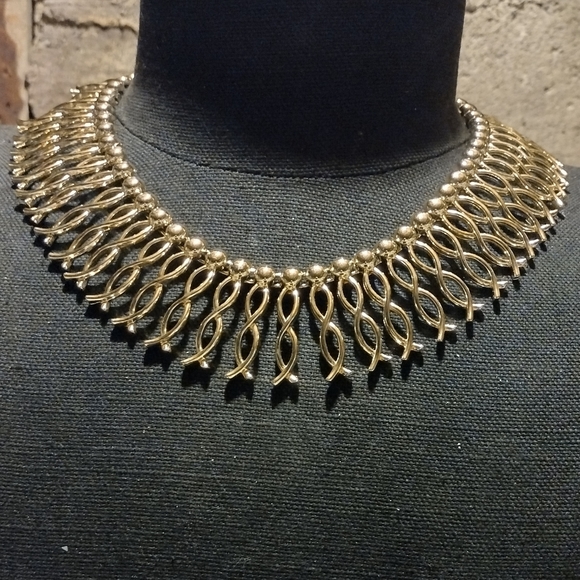 Large gold tone necklace - Picture 3 of 16